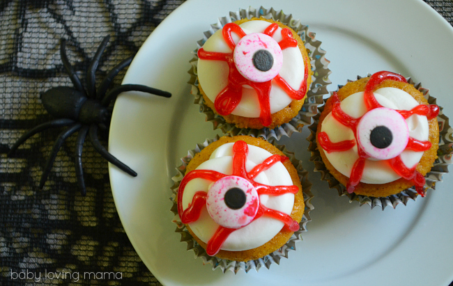 Bloody Eyeball Halloween Cupcakes #WiltonTreatTeam