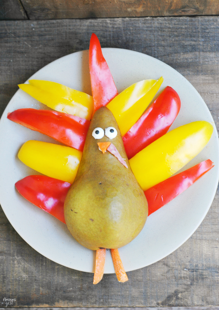 Make this easy fruit and veggie turkey snack for Thanksgiving! Makes a great healthy food art activity or snack option for kids.