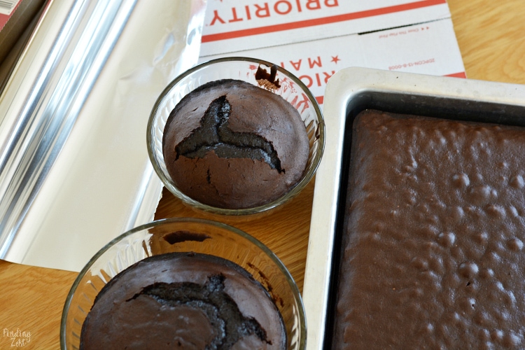 Using glass bowls to make construction cake