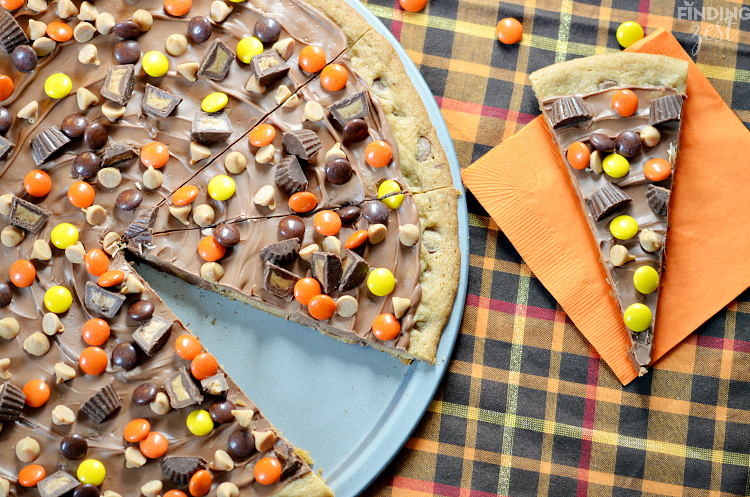 This peanut butter chocolate chip cookie pizza features a chewy chocolate chip cookie base and is covered in peanut butter candies and chocolate! It is sure to impress a crowd!