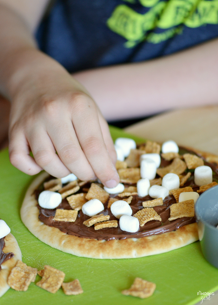 This easy Smores Dessert Pizza can be ready in just 10 mins with only 4 ingredients. Enjoy a kid-friendly dessert with Nutella year round! This summer favorite just got a new twist but still features classic marshmallows and chocolate. Yum!