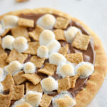 This easy Smores Dessert Pizza can be ready in just 10 mins with only 4 ingredients. Enjoy a kid-friendly dessert with Nutella year round! This summer favorite just got a new twist but still features classic marshmallows and chocolate. Yum!