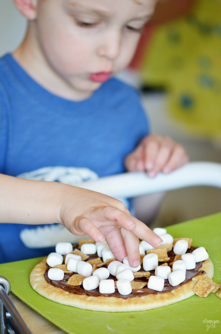 This easy Smores Dessert Pizza can be ready in just 10 mins with only 4 ingredients. Enjoy a kid-friendly dessert with Nutella year round! This summer favorite just got a new twist but still features classic marshmallows and chocolate. Yum!