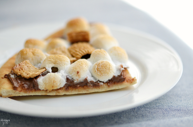 This easy Smores Dessert Pizza can be ready in just 10 mins with only 4 ingredients. Enjoy a kid-friendly dessert with Nutella year round! This summer favorite just got a new twist but still features classic marshmallows and chocolate. Yum!