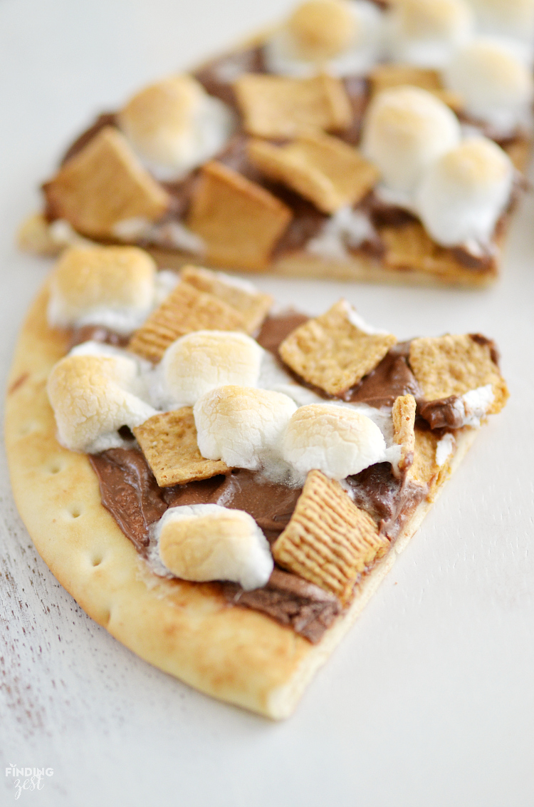 This easy Smores Dessert Pizza can be ready in just 10 mins with only 4 ingredients. Enjoy a kid-friendly dessert with Nutella year round! This summer favorite just got a new twist but still features classic marshmallows and chocolate. Yum!