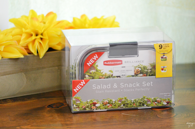 Lunch got you stumped? Try this salad kit hack for a healthy and fresh lunch option on the go with Rubbermaid!