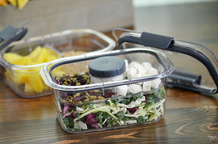 Lunch got you stumped? Try this salad kit hack for a healthy and fresh lunch option on the go with Rubbermaid!