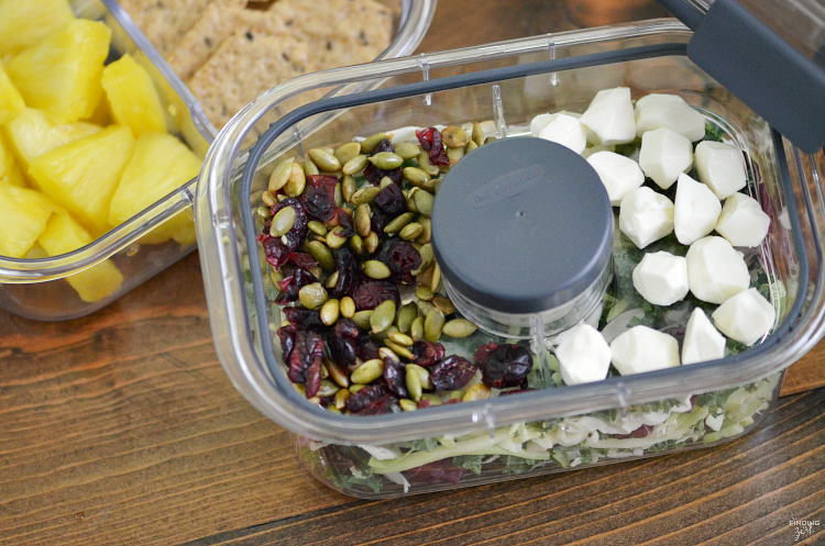 Lunch got you stumped? Try this salad kit hack for a healthy and fresh lunch option on the go with Rubbermaid!