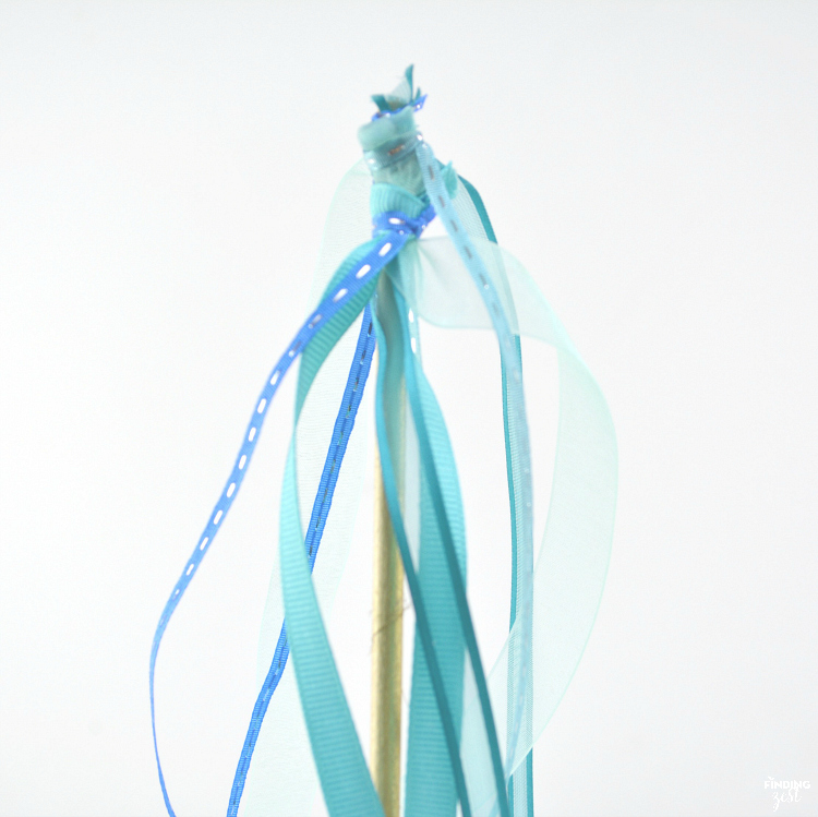 Ever wonder how to make a mermaid wand? These step by step instructions will show you how easy it is to create a magic wand for kids fit for any mermaid fan! Makes for great mermaid birthday party favors or craft activity. Colors can easily be switched out to create a star wand for any princess, fairy or unicorn party.