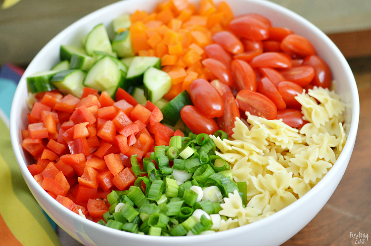 Dieser cremige Bowtie-Nudelsalat ist voll mit Gemüse und Geschmack, aber ein super einfaches Nudelsalat-Rezept! Servieren Sie diesen kalten Nudelsalat bei Ihrem nächsten Familientreffen. Er eignet sich hervorragend für sommerliche Grillfeste und Potlucks. Mit diesem Nudelsalat ohne Mayo lassen Sie Ihre Gäste raten, was dieses cremige Dressing so erstaunlich macht!
