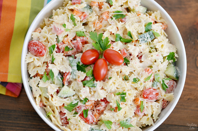 Esta salada de massa cremosa bowtie está carregada de vegetais e sabor, mas é uma receita de salada de massa super fácil! Sirva esta salada de massa fria na sua próxima família, junte-se a ela. Funciona muito bem para cozinhados de Verão e potlucks. Com esta salada de massa sem maionese, mantenha os convidados a adivinhar o que torna este molho cremoso tão espantoso!