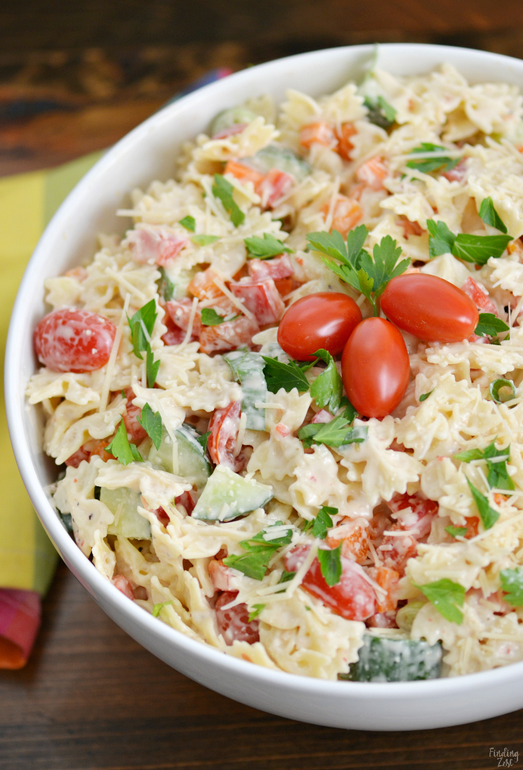 Esta salada de massa cremosa bowtie está carregada de vegetais e sabor, mas é uma receita de salada de massa super fácil! Sirva esta salada de massa fria na sua próxima família, junte-se a ela. Funciona muito bem para cozinhados de Verão e potlucks. Com esta salada de massa sem maionese, mantenha os convidados a adivinhar o que torna este molho cremoso tão espantoso!