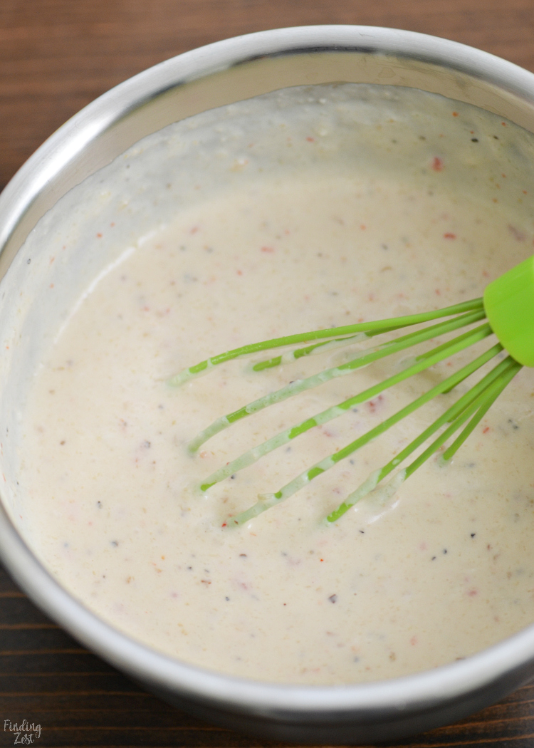 Esta salada de massa cremosa bowtie está carregada de vegetais e sabor, mas é uma receita de salada de massa super fácil! Sirva esta salada de massa fria na sua próxima família, junte-se a ela. Funciona muito bem para cozinhados de Verão e potlucks. Com esta salada de massa sem maionese, mantenha os convidados a adivinhar o que torna este molho cremoso tão espantoso!