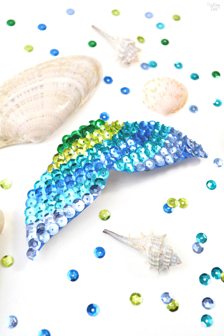 Love mermaid hair? This easy mermaid fin hair clip craft is a great way to get the look without the commitment of hair dyes. Makes a great mermaid activity for birthday parties or as a rainy day project for kids. Pair this mermaid fin clip with colorful hair extensions & you've got an inexpensive mermaid hair option!