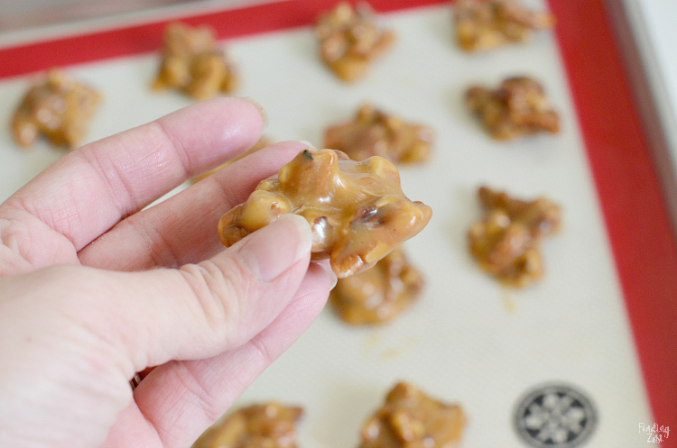 aceste delicioase clustere de caramel pecan sunt rețeta perfectă de bomboane de casă, perfectă pentru sărbători sau Ziua Îndrăgostiților! Dacă vă plac țestoasele de casă, vă va plăcea această bomboană de caramel de pecan mestecată înmuiată în ciocolată pentru un tratament special.'s Day! If you like homemade turtles, you'll love this chewy pecan caramel candy dipped in chocolate for a special treat.