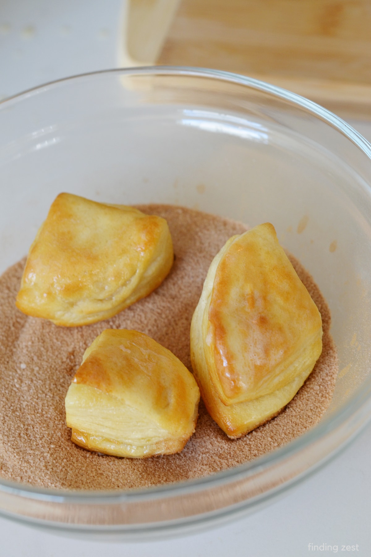 Enrober les beignets de la friteuse à air avec de la cannelle et du sucre