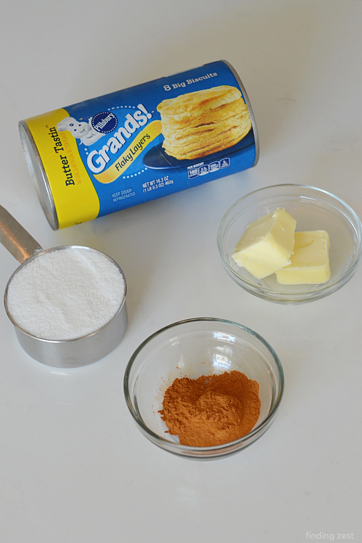 Ingrédients pour beignets Air Fryer avec biscuits en conserve
