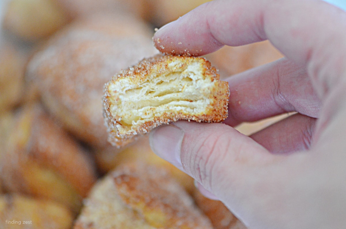 Ces délicieux beignets sont faits de biscuits en conserve et de sucre à la cannelle.  Ils sont parfaits pour le petit-déjeuner ou le goûter !