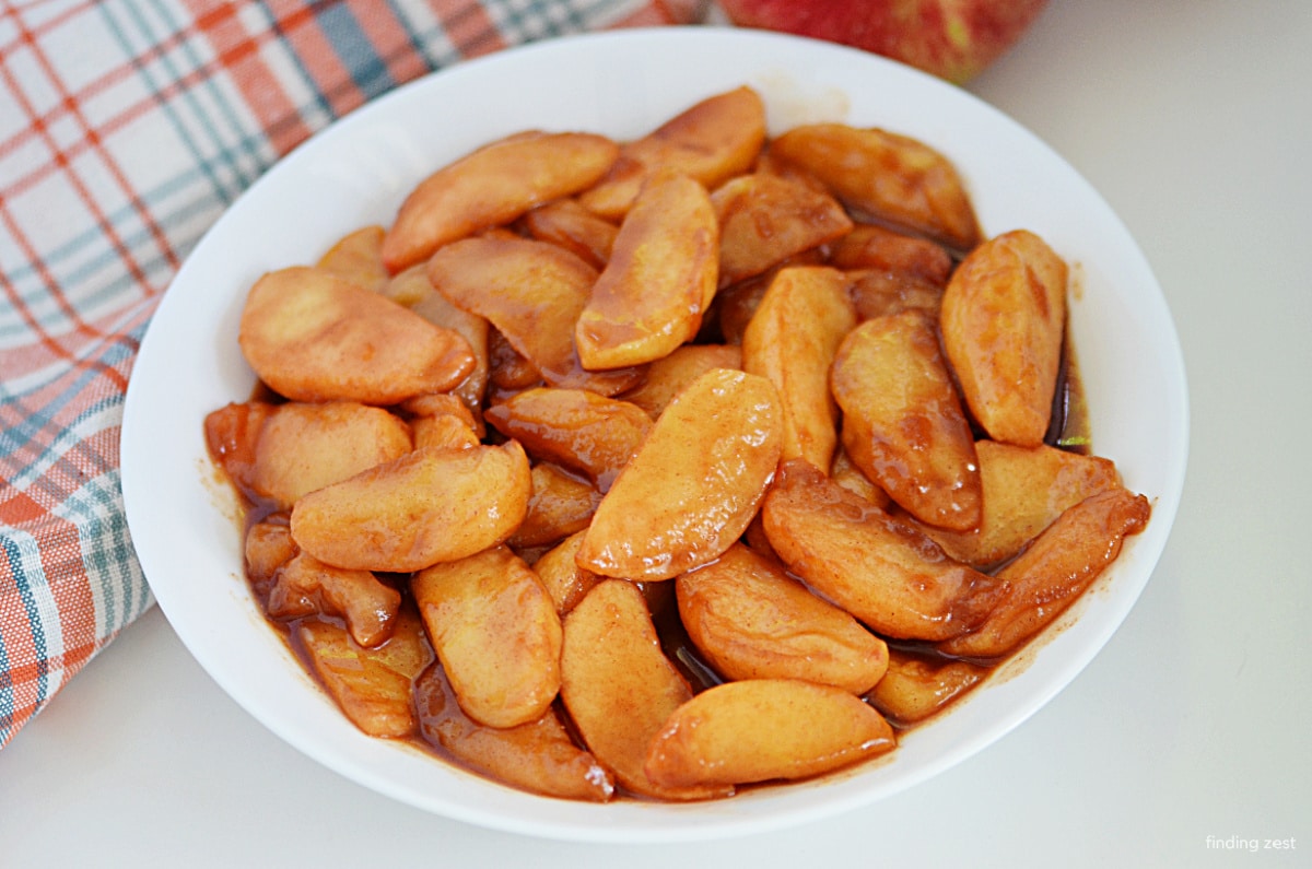 Need a recipe for fried apples? Look no further than these easy step-by-step instructions. All you need is some apples, butter, brown sugar and cinnamon for a delicious side dish or dessert!