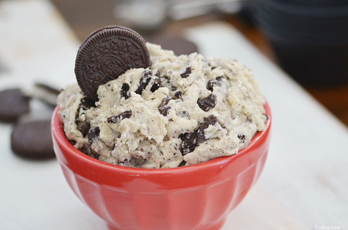 This edible oreo cookie dough is safe to eat raw! If you love eating cookie dough, grab a spoon and dig into this super easy no-bake dessert