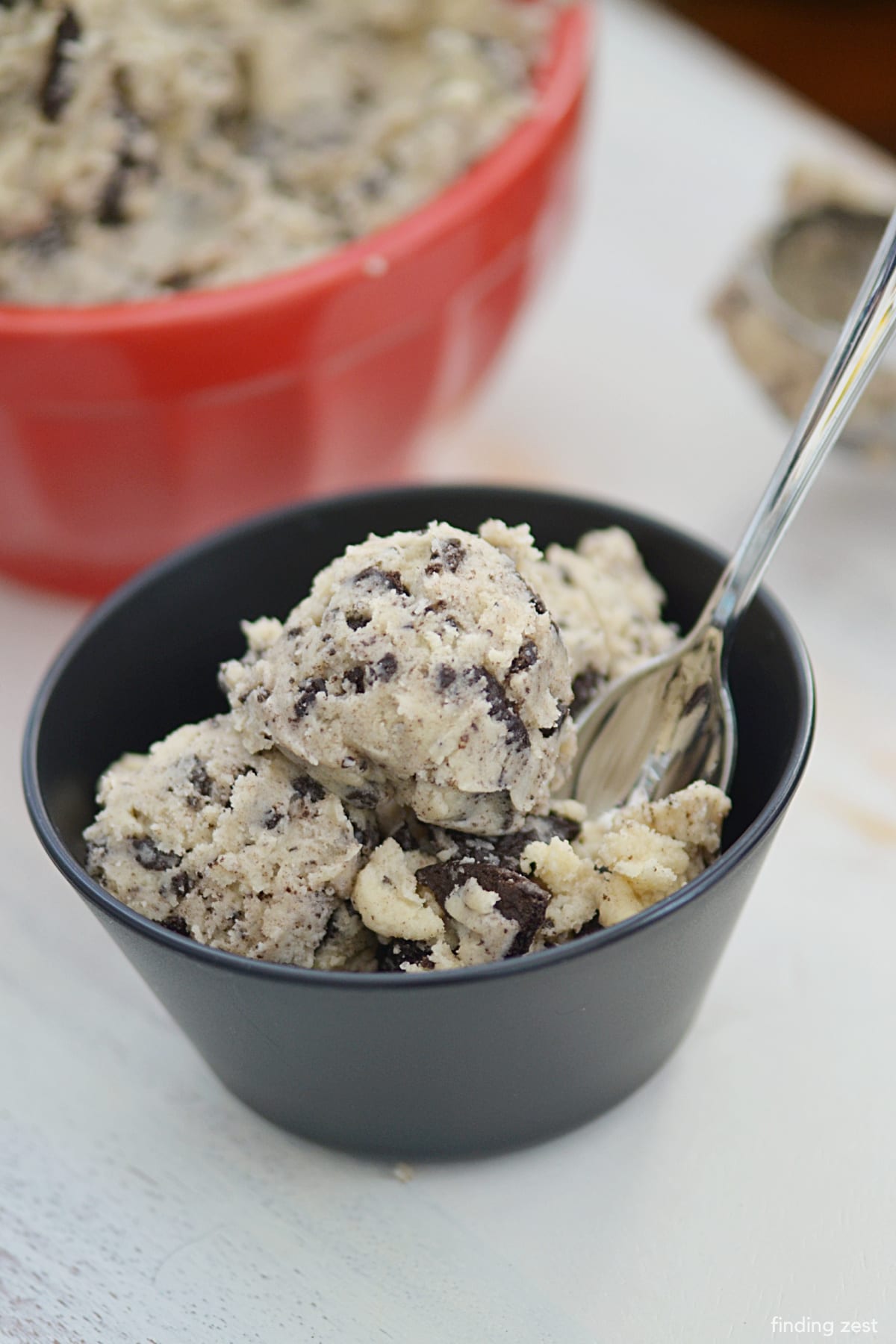 Calling all chocolate lovers!! Grab a spoon and dig into this edible cookie dough loaded with Oreo cookies! Safe to eat raw, this no-bake dessert is sure to satisfy your chocolate cravings.