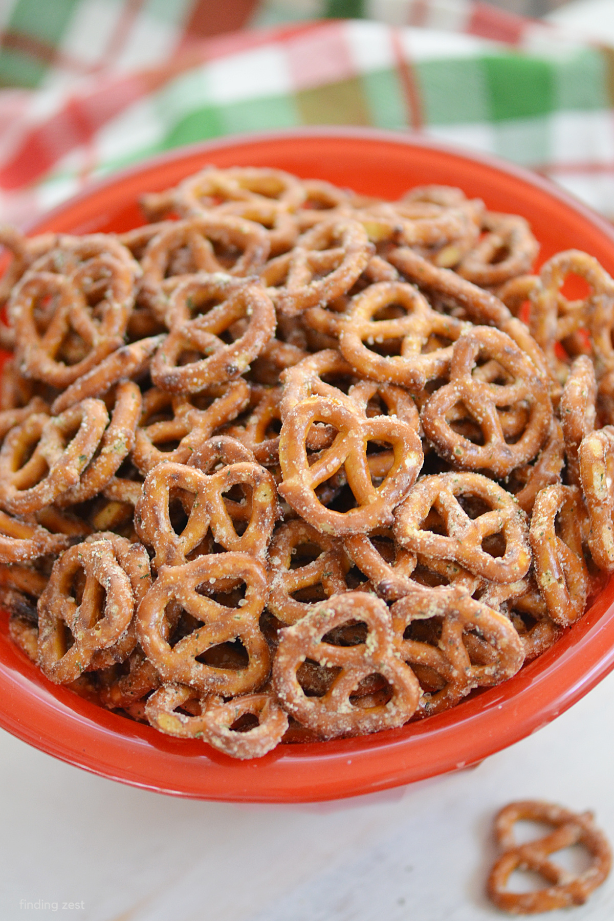 Need Christmas Snacks? Try these simple ranch pretzels made with Hidden Valley Ranch dressing mix. It's a perfect holiday gift or Christmas party appetizer.